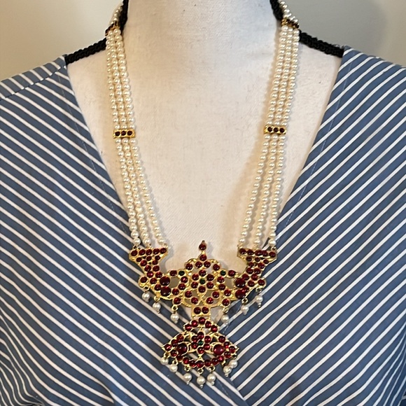 Gorgeous Red, Green and Faux Pearl necklace, unmarked - Picture 10 of 11